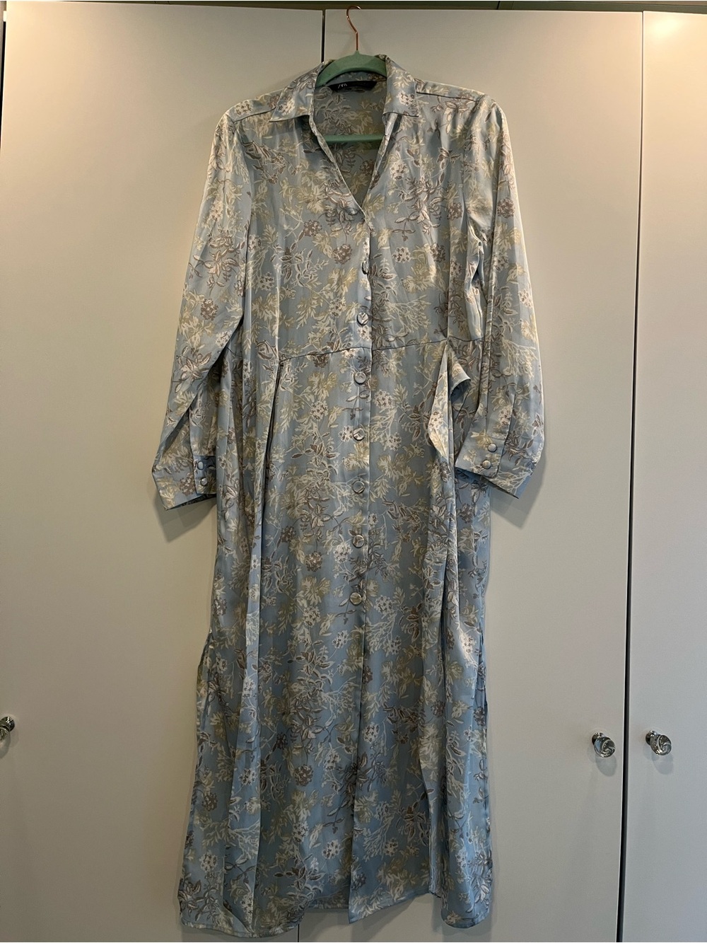 NEW. Elegant  Zara Light Blue Floral Button-Front Maxi Dress NEW